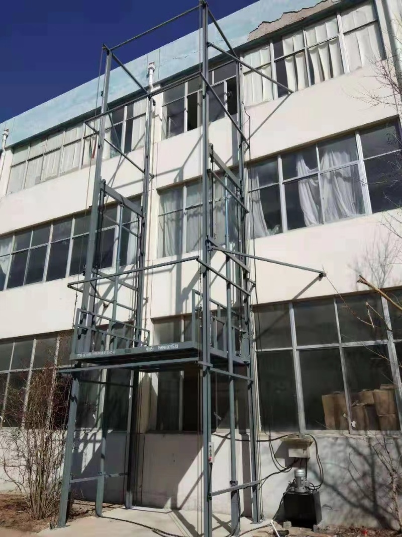 来宾室外贴墙货梯